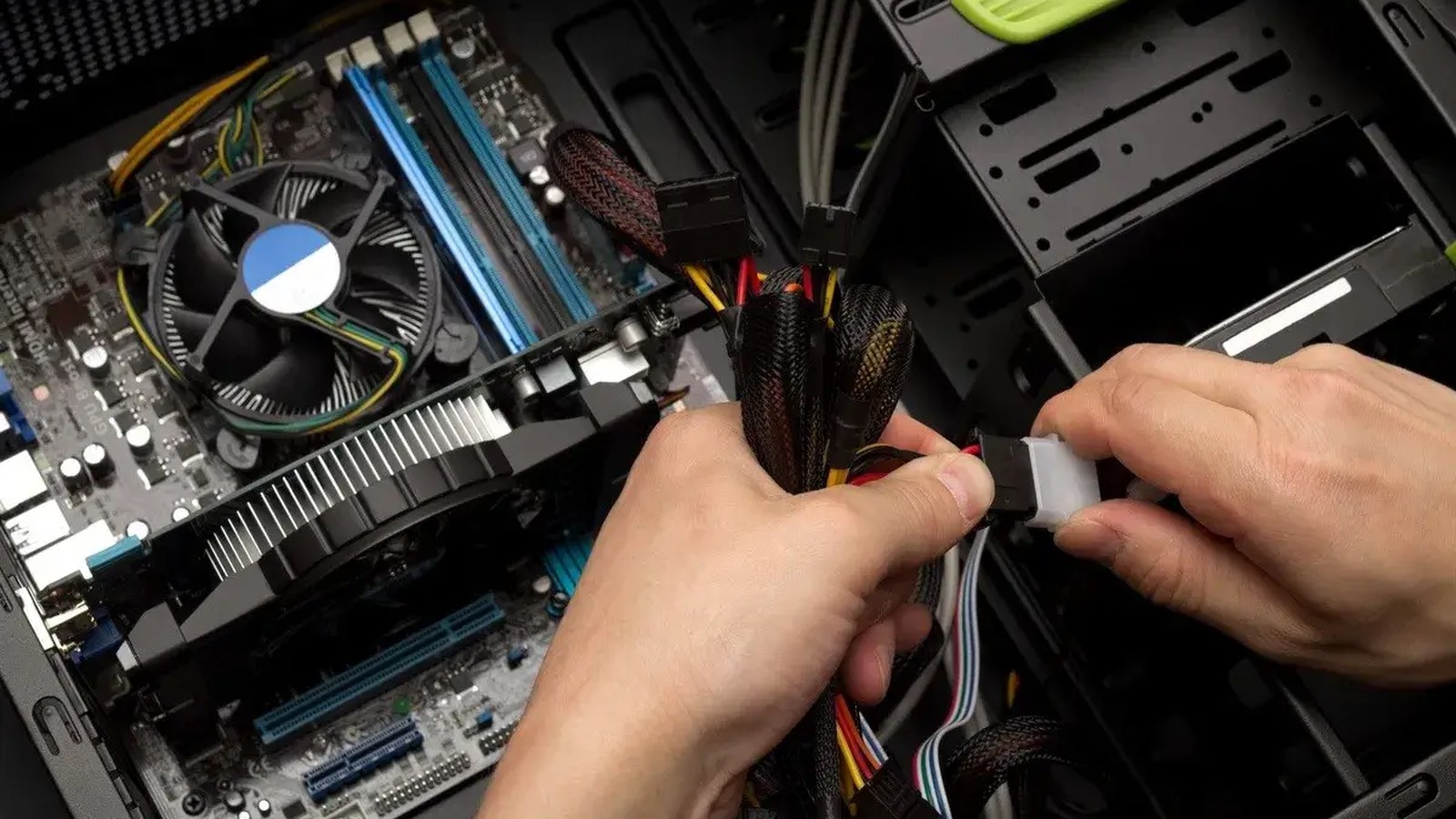 Trabajo de reparación dentro de una computadora